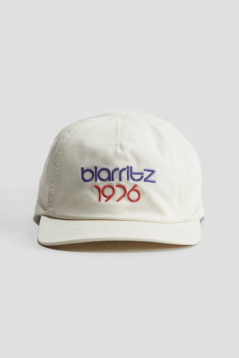 اتش اند ام قبعة كاب من قطن التويل مزينة بالتطريز