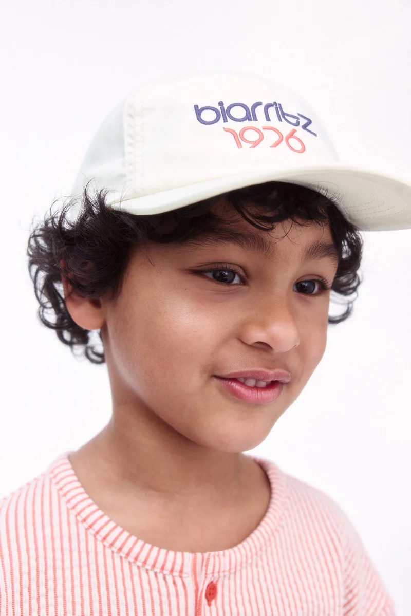 اتش اند ام قبعة كاب من قطن التويل مزينة بالتطريز