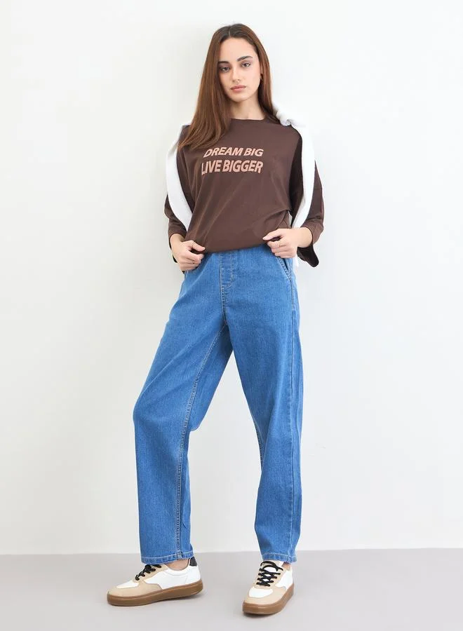 ستايلي تيشيرت واسع بكتابة بارزة الملمس