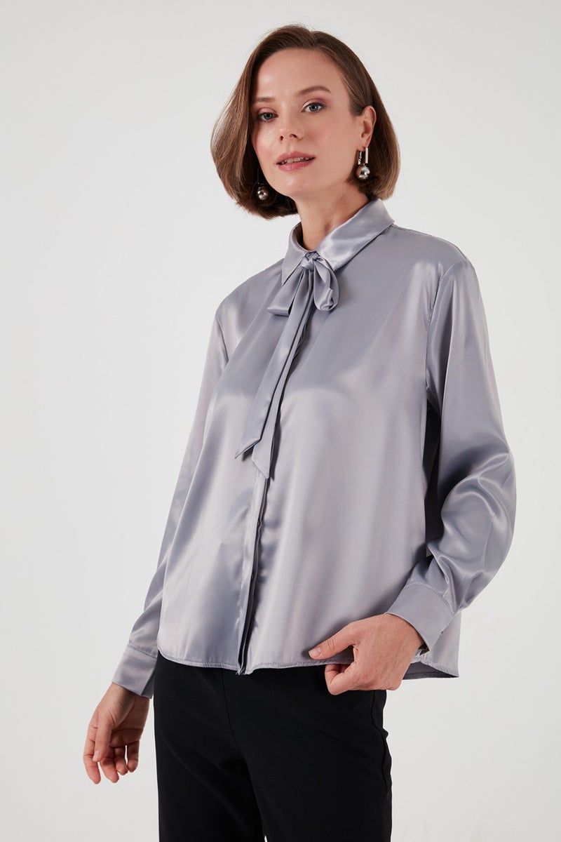 Lela قميص ساتان بتصميم عادي مع ربطة للنساء 611GO00159  - Image 3
