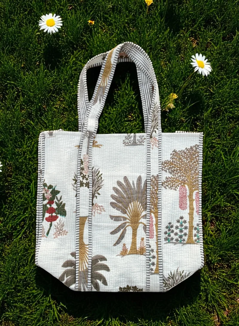 تحفة لوكس توڤا لوكس حقيبة توت بنقشة النخيل – حقيبة قطنية مطبوعة يدوياً، أصفر خردلي، تصميم أوراق النخيل الاستوائية (45.5 × 47.5 × 20 سم)