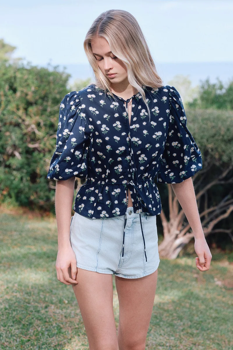 اتش اند ام بلوزة قطنية بأكمام منفوخة