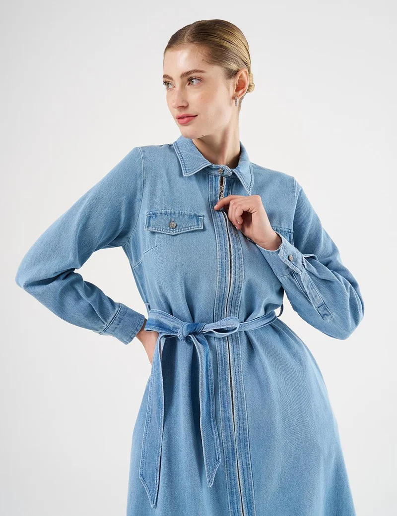 كايرا فستان جينز بحزام وجيوب بقلاب - أزرق جليدي