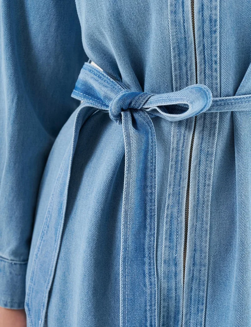 كايرا فستان جينز بحزام وجيوب بقلاب - أزرق جليدي