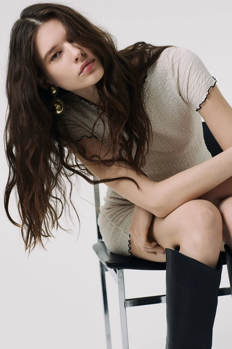 اتش اند ام فستان من نسيج مجعّد بحواف مدرزة