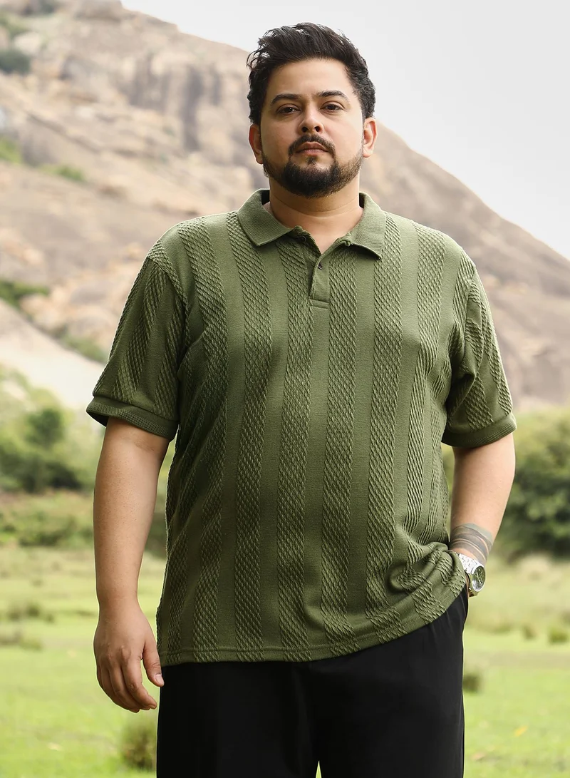 انستافاب بلس تيشيرت بولو رجالي   بنصف أزرار وياقة جاكار، بأكمام قصيرة وياقة جاكار، بقصة مستقيمة، من قماش محبوك للارتداء اليومي الكاجوال، بلون أخضر عشبي.