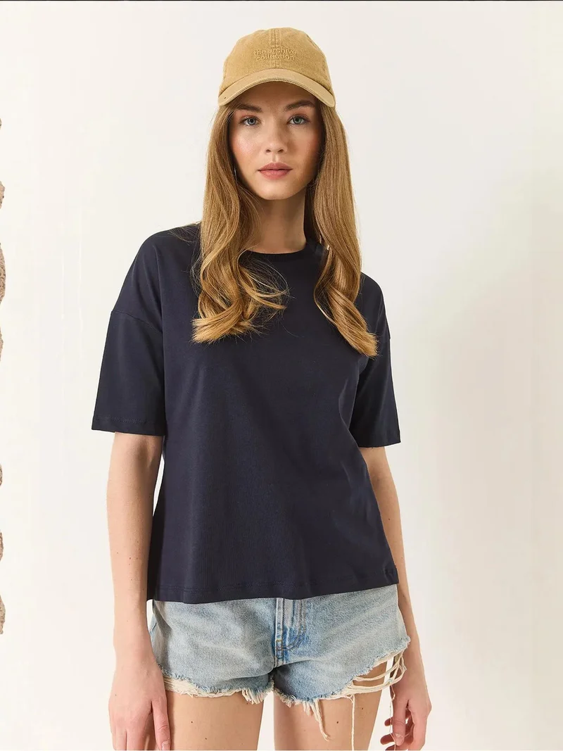 بيانكو لوتشي تي شيرت لوكسي بياقة دائرية بقصة مريحة وفتحة جانبية