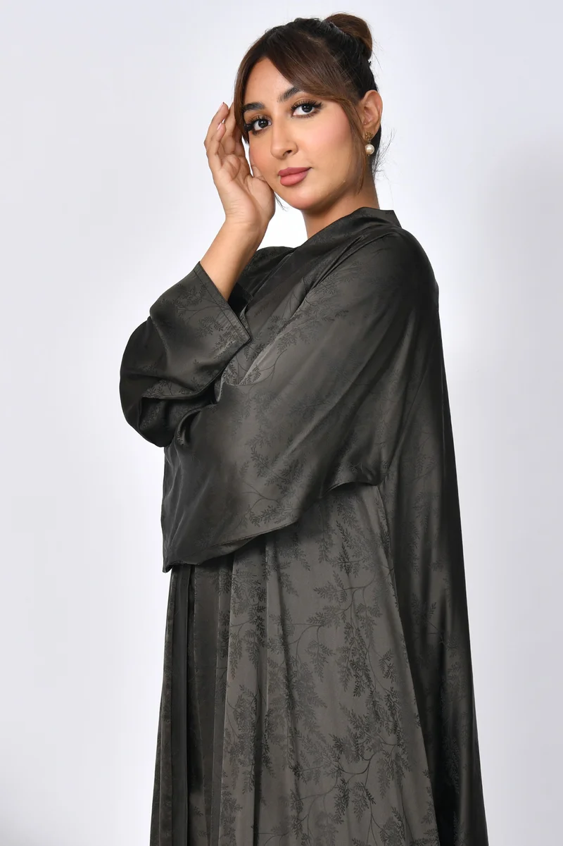 HAWRAA ABAYA Cloche-cut abaya with a closed snap, wide sleeves, and patterned fabric