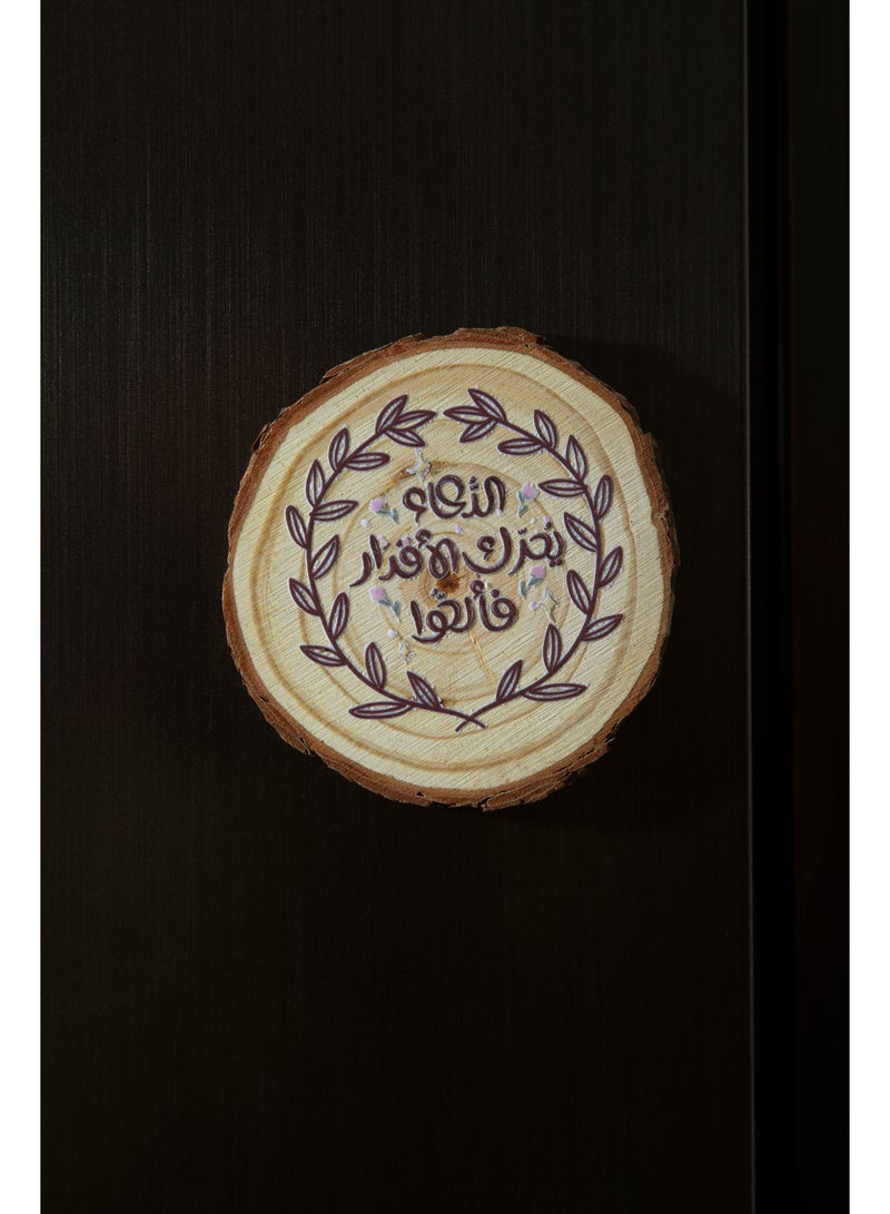 وردز كو مغناطيس خشبي للثلاجة – "ٱلدُّعَاءُ يُحَرِّكُ ٱلْأَقْدَارَ فَأَلْحُوا" - Image 1