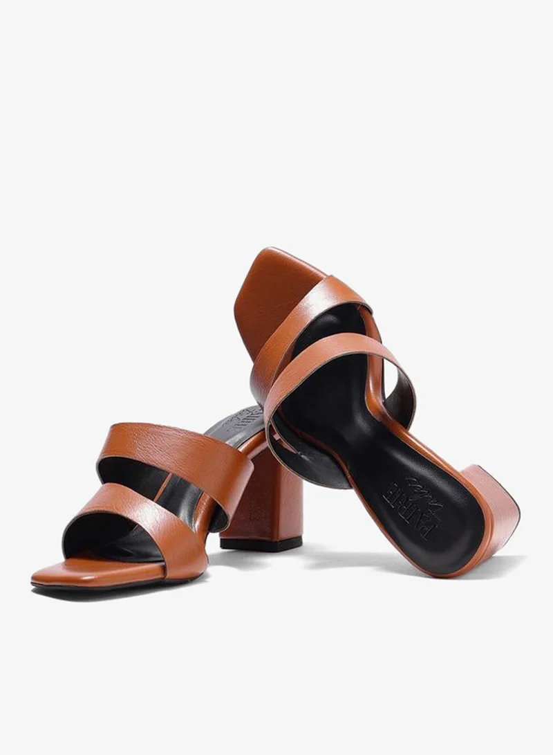 حكايات الأزواج صندل بكعب عريض وسير واسع