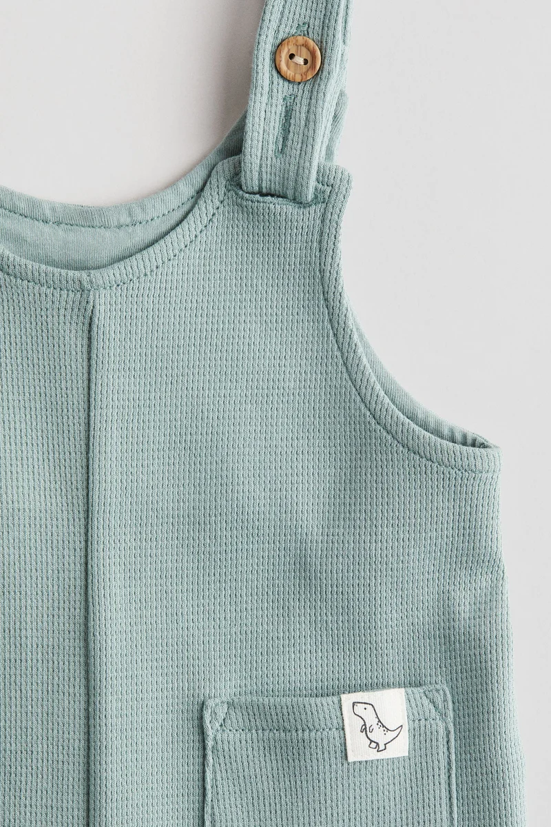 اتش اند ام Waffled dungaree shorts