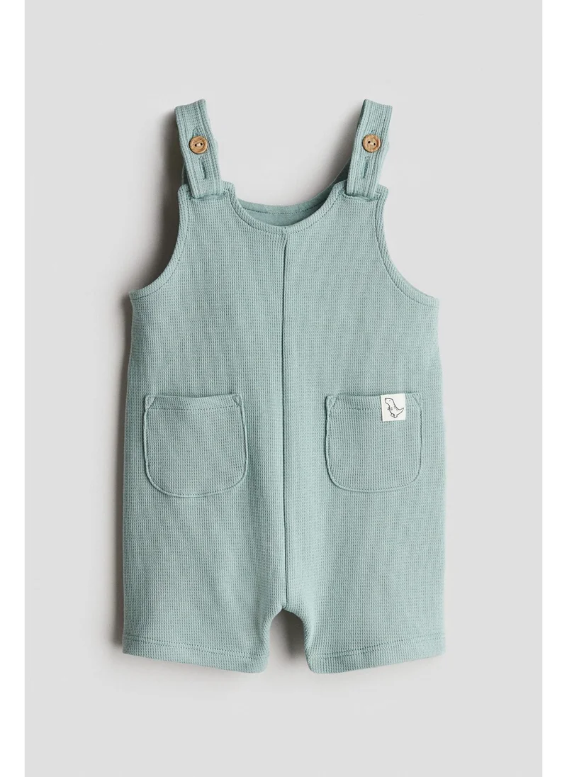 اتش اند ام Waffled dungaree shorts