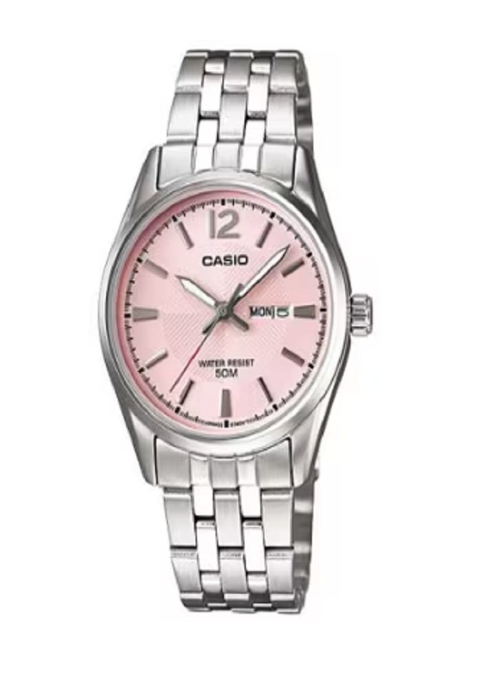 ساعة كاسيو النسائية التناظرية المصنوعة من الفولاذ المقاوم للصدأ بمينا وردي - مقاومة للماء حتى عمق 50 مترًا