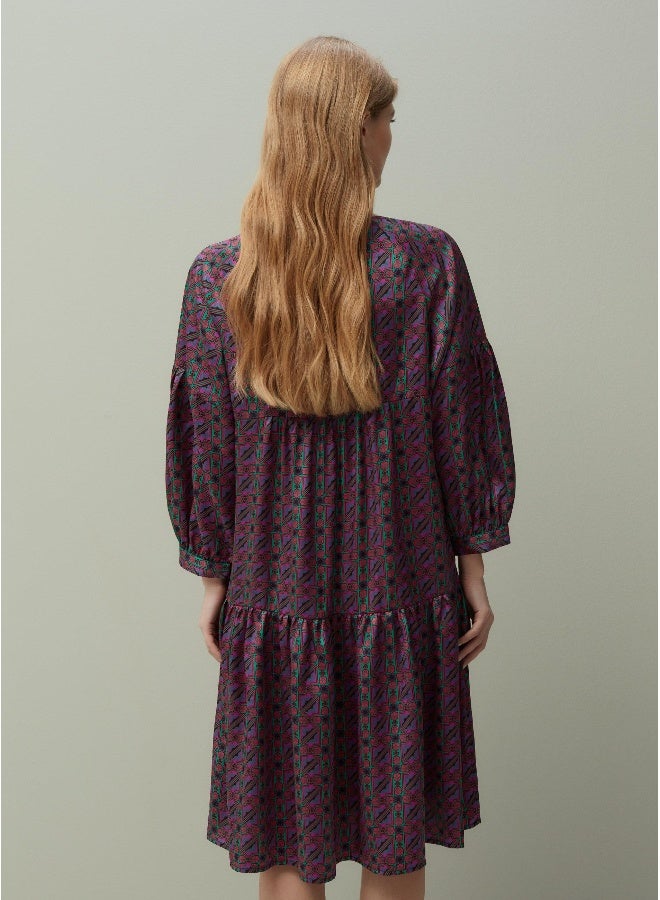 او في اس فستان بياقة على شكل حرف  مطبوع - Image 2