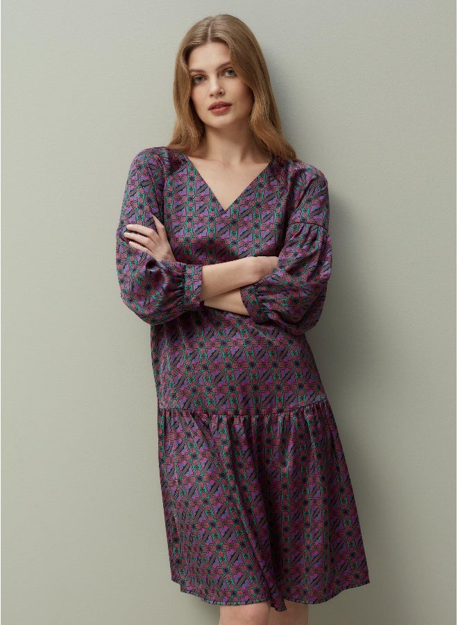 او في اس فستان بياقة على شكل حرف  مطبوع - Image 1