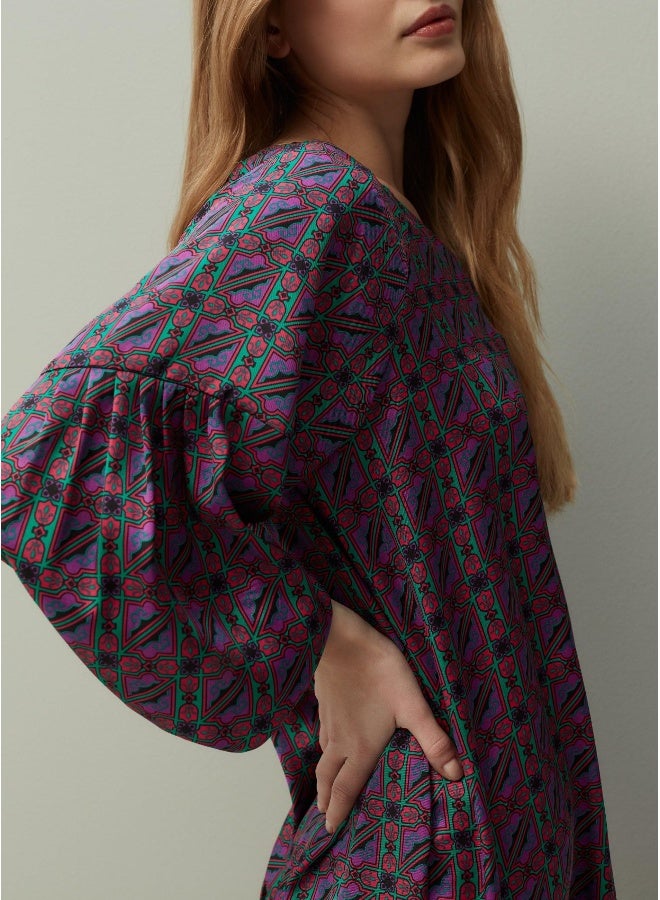 او في اس فستان بياقة على شكل حرف  مطبوع - Image 3