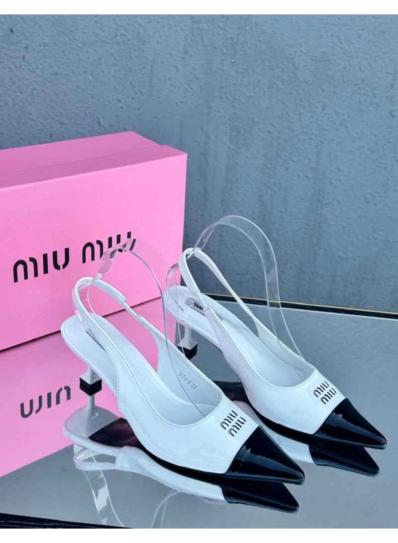 مياو مياو صندل ميو ميو اللامع بكعب عالٍ - أبيض/أسود