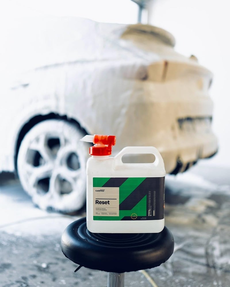 CARPRO ريسيت - شامبو غسيل سيارات مكثف مثالي للتغطية السيراميكية والمواد الحافظة المعتمدة على تكنولوجيا النانو، متوازن الرقم الهيدروجيني - 4 لترات (135 أونصة)  - Image 3