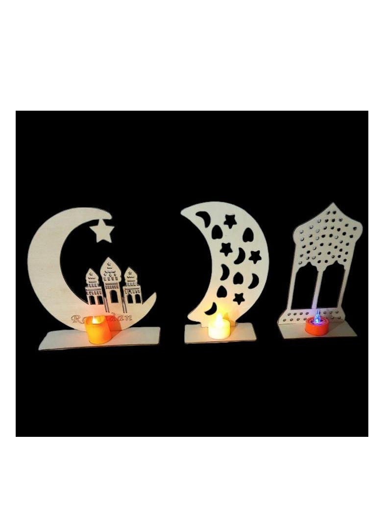 عبارة عن مجموعة من الحوامل الخشبية المزخرفة بتصاميم رمضانية أنيقة، تحتوي على إضاءة LED صغيرة تضفي لمسة دافئة وجميلة.