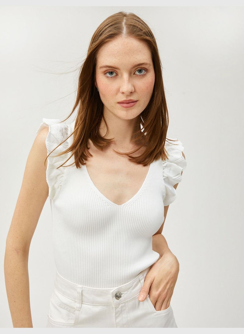 KOTON تفاصيل ضخمة بتصميم V عنق مع تفاصيل تريكو - Image 1