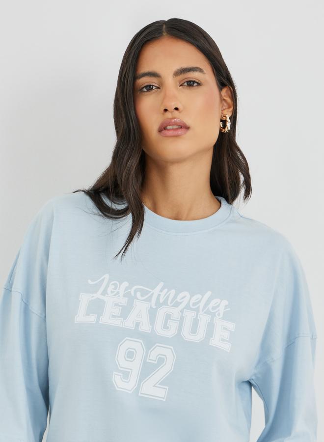 ستايلي تيشيرت فضفاض بكتف مبالغ فيه وطبعة شعار ستايلي - Image 3