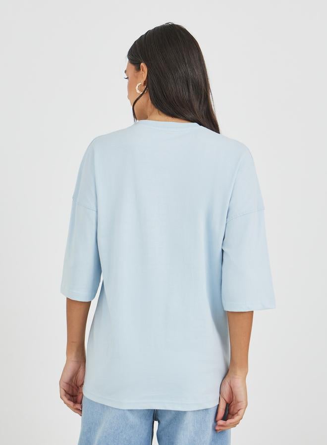 ستايلي تيشيرت فضفاض بكتف مبالغ فيه وطبعة شعار ستايلي - Image 4