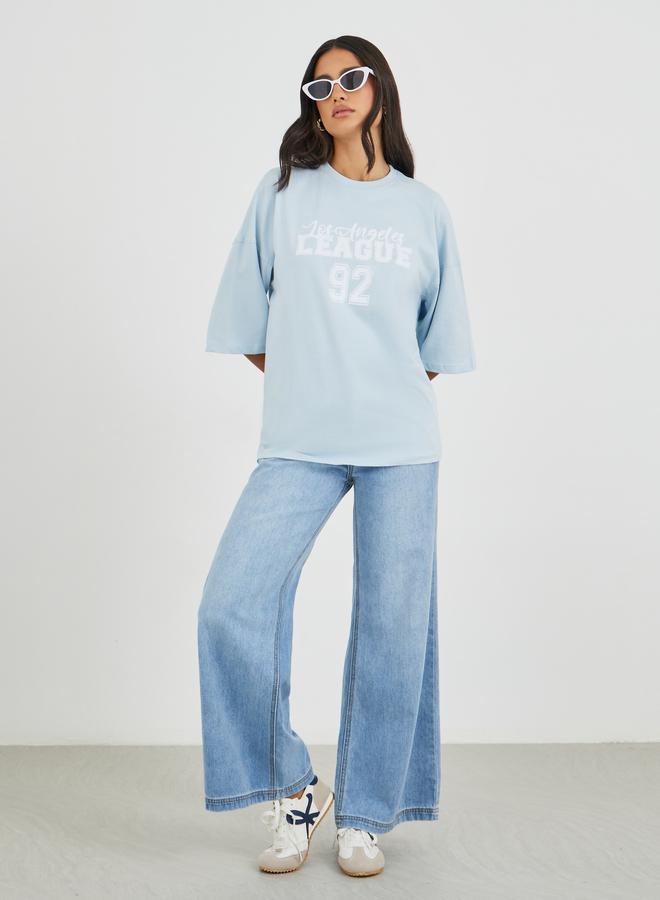 ستايلي تيشيرت فضفاض بكتف مبالغ فيه وطبعة شعار ستايلي - Image 2