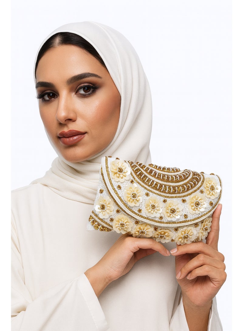 أركاد حقيبة كلاتش مزينة بالزهور باللون الأبيض والذهبي من أركاد - Image 1