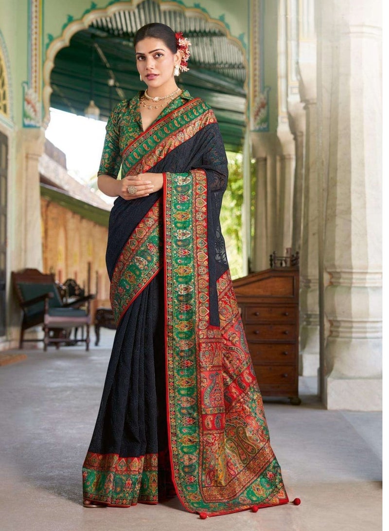 جــرابــمـــا نــتــرا   ساري جورجيت أسود اللون مطرز ذاتيًا مع حافة من الحرير الأخضر التقليدي وبلوزة غير مخيطة من بالو - Image 3