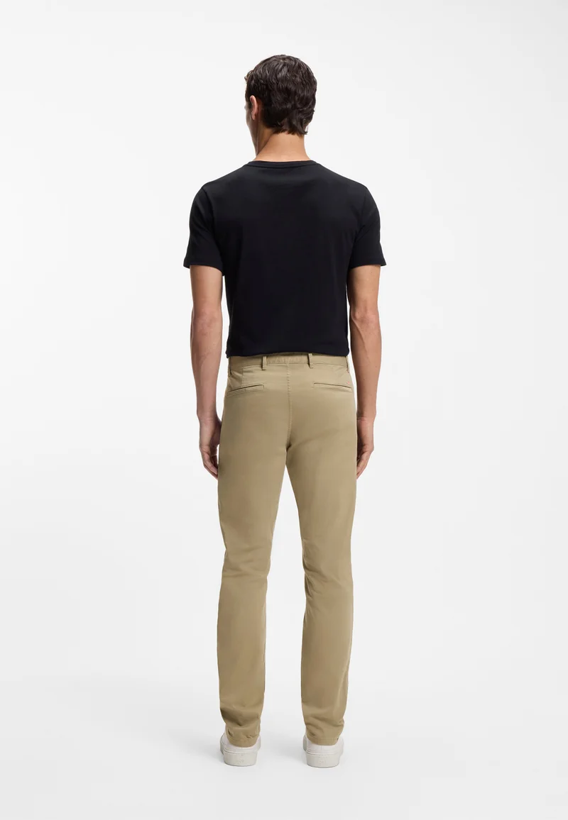 بوس تشينو بقصة ضيقة من الساتان القطني المطاطي