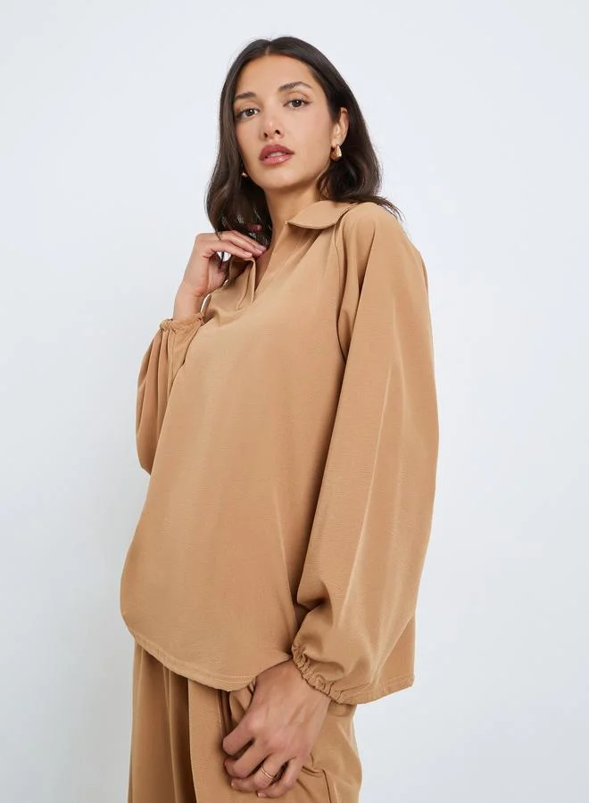 أميرة طقم محتشم من بنطال وبلوزة بياقة قميص وأكمام طويلة