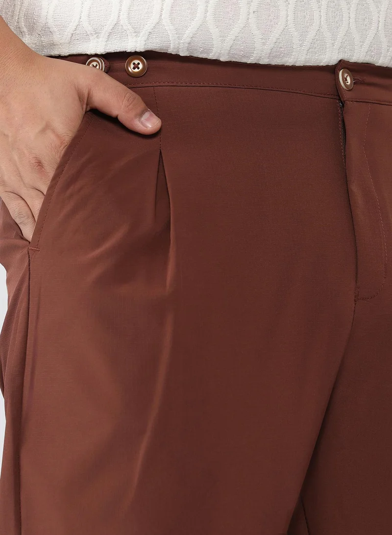 Campus Sutra  Men Pleated-Textured Tailored Trousers | Mid Rise , Side-Button Adjuster | Button Closure , Straight Hem | Solid Textured | Woven Fabric For Casual & Evening Wear | Teddy Brown for Men | Best Price UAE
