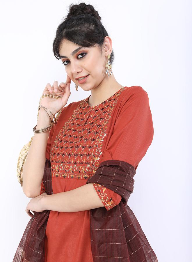 فيشود طقم كورتا مطرز باللون البني مع دوباتا للنساء - Image 2