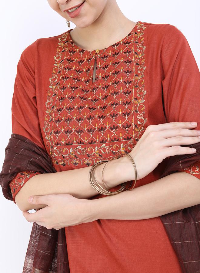 فيشود طقم كورتا مطرز باللون البني مع دوباتا للنساء - Image 4