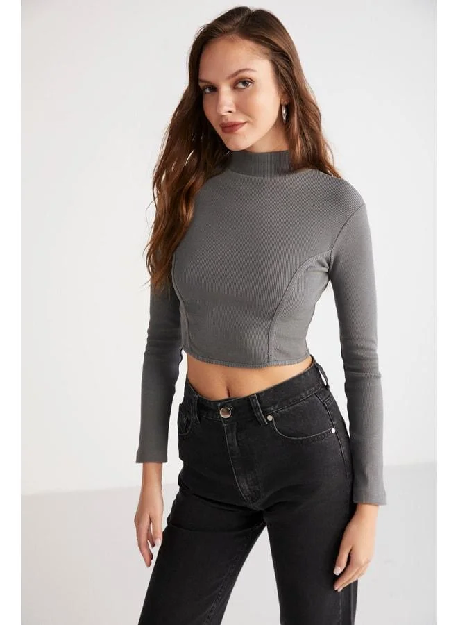 إتيكيت بلوزة سبرينا النسائية ذات المظهر المضلع وتفاصيل النيفر القصيرة باللون الرمادي.