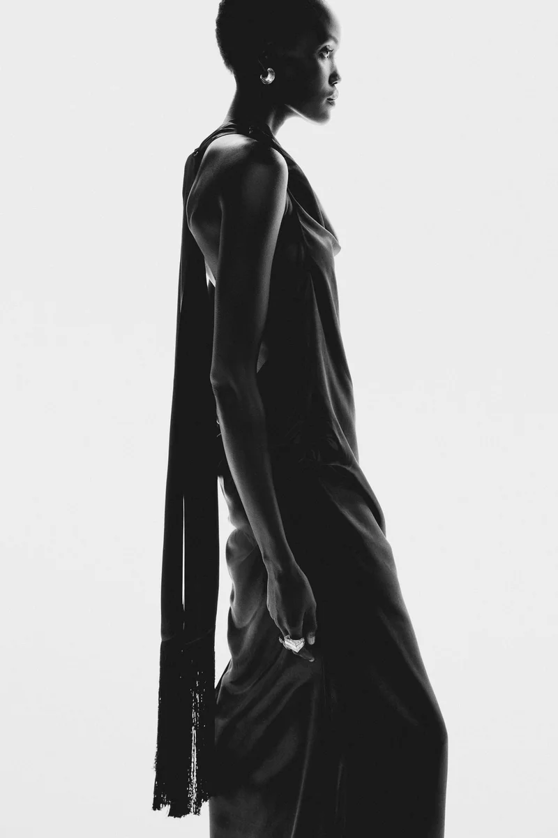 اتش اند ام فستان ساتان بياقة بشرائط حول الرقبة