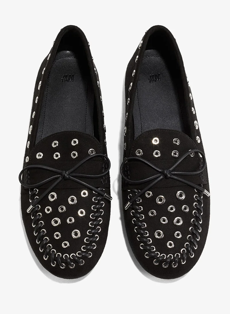 اتش اند ام حذاء لوفر مزين بثقوب