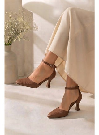 Elegant heels designed with a classic yet modern touch C-76