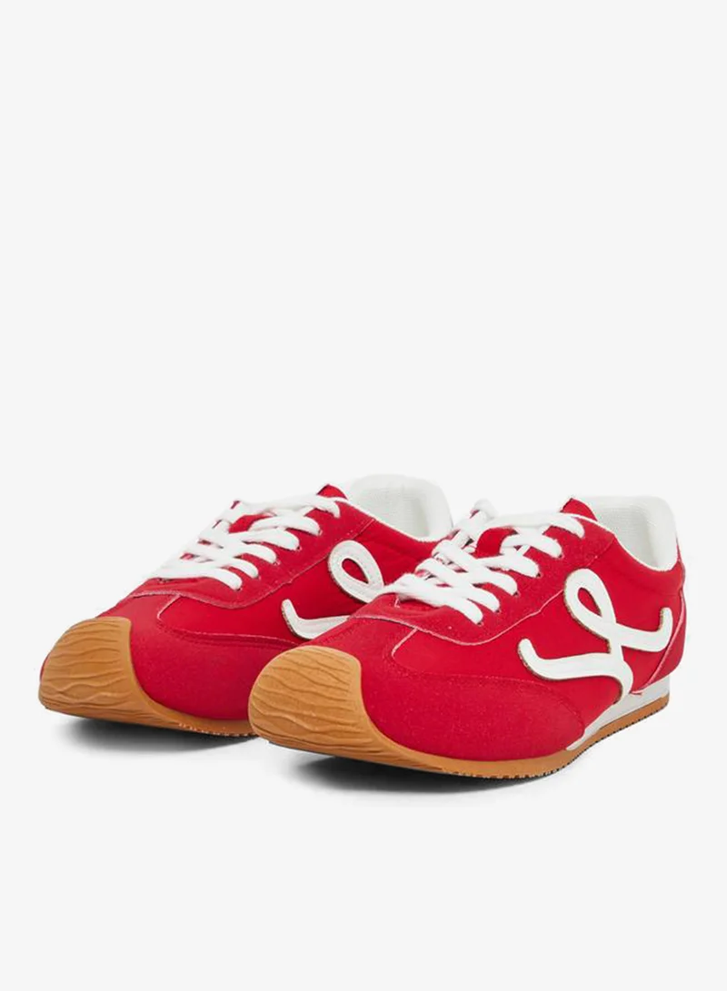 ستايلي اكتيف سنيكرز برباط وتفاصيل شعار ستايلي