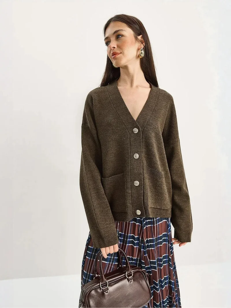 بيانكو لوتشي كارديجان برقبة على شكل  ونسيج مضلع سميك بأزرار من لوتشي