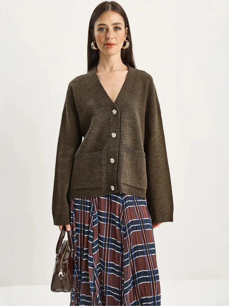 بيانكو لوتشي كارديجان برقبة على شكل  ونسيج مضلع سميك بأزرار من لوتشي