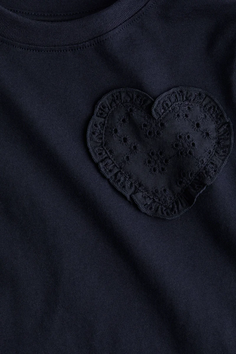 اتش اند ام تي-شيرت بتفاصيل مزخرفة