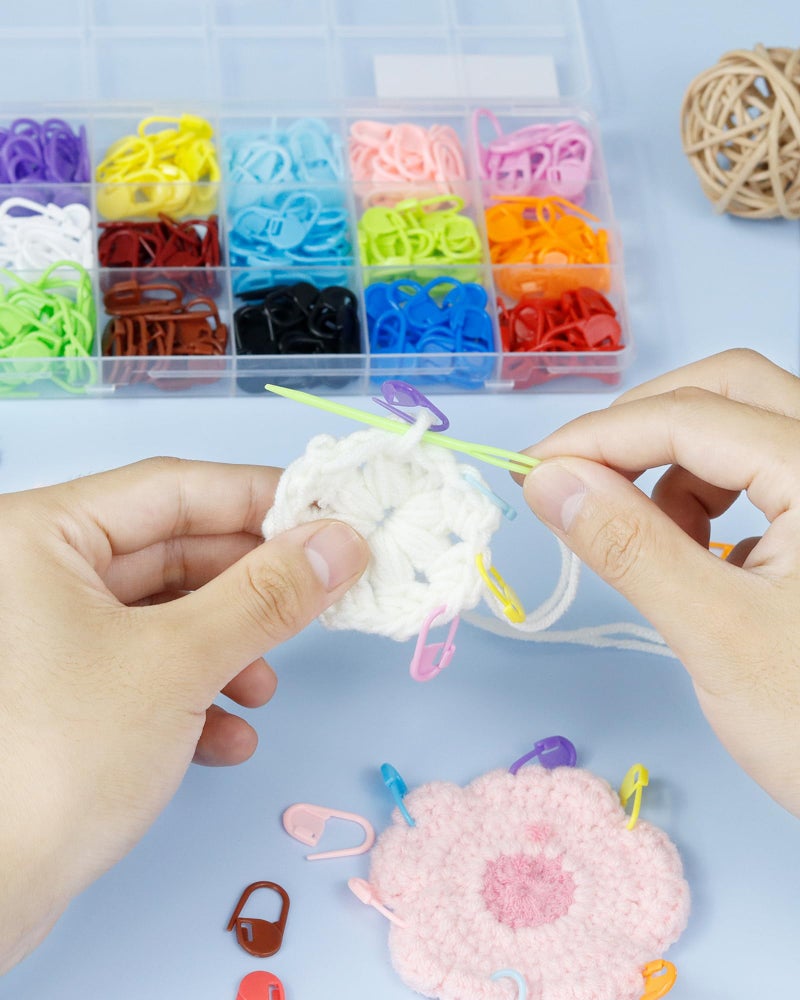 FIVEIZERO 220/900 Pieces Stitch Markers,with 15 Pcs Large Eye Blunt Sewing Needles,Colorful Crochet Stitchs Markers for Knitting Stitch Locking Clips Crochet Pins with Storage Box - Image 5