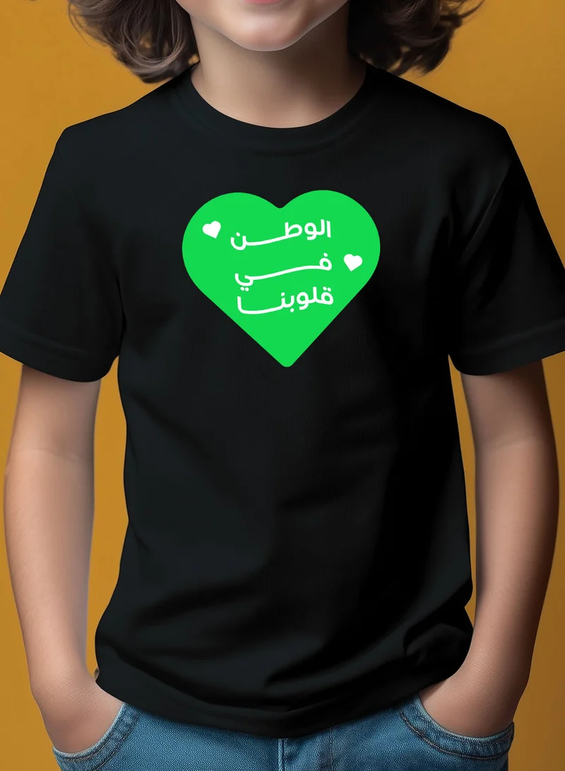 لوحة تيشيرت قطن للأطفال مناسب للأولاد والبنات لمناسبة اليوم الوطني السعودي أو للفخر بالانتماء للوطن في كل الأوقات