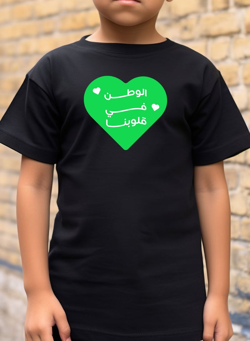 لوحة تيشيرت قطن للأطفال مناسب للأولاد والبنات لمناسبة اليوم الوطني السعودي أو للفخر بالانتماء للوطن في كل الأوقات - Image 4