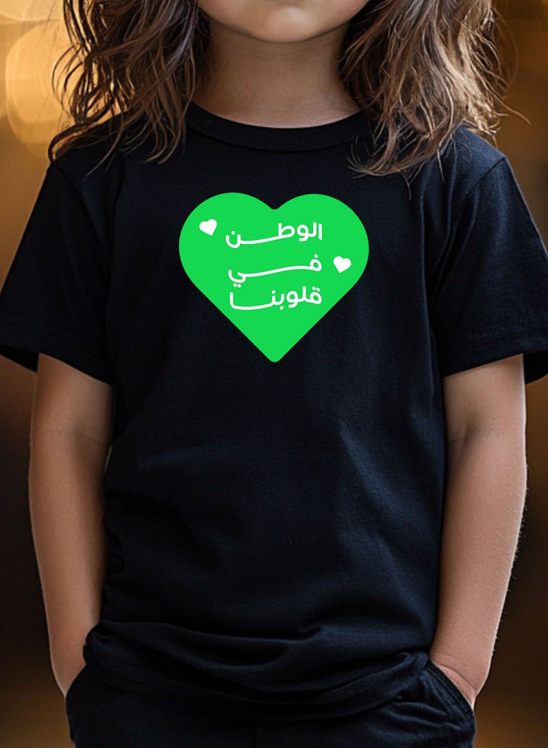 لوحة تيشيرت قطن للأطفال مناسب للأولاد والبنات لمناسبة اليوم الوطني السعودي أو للفخر بالانتماء للوطن في كل الأوقات - Image 2