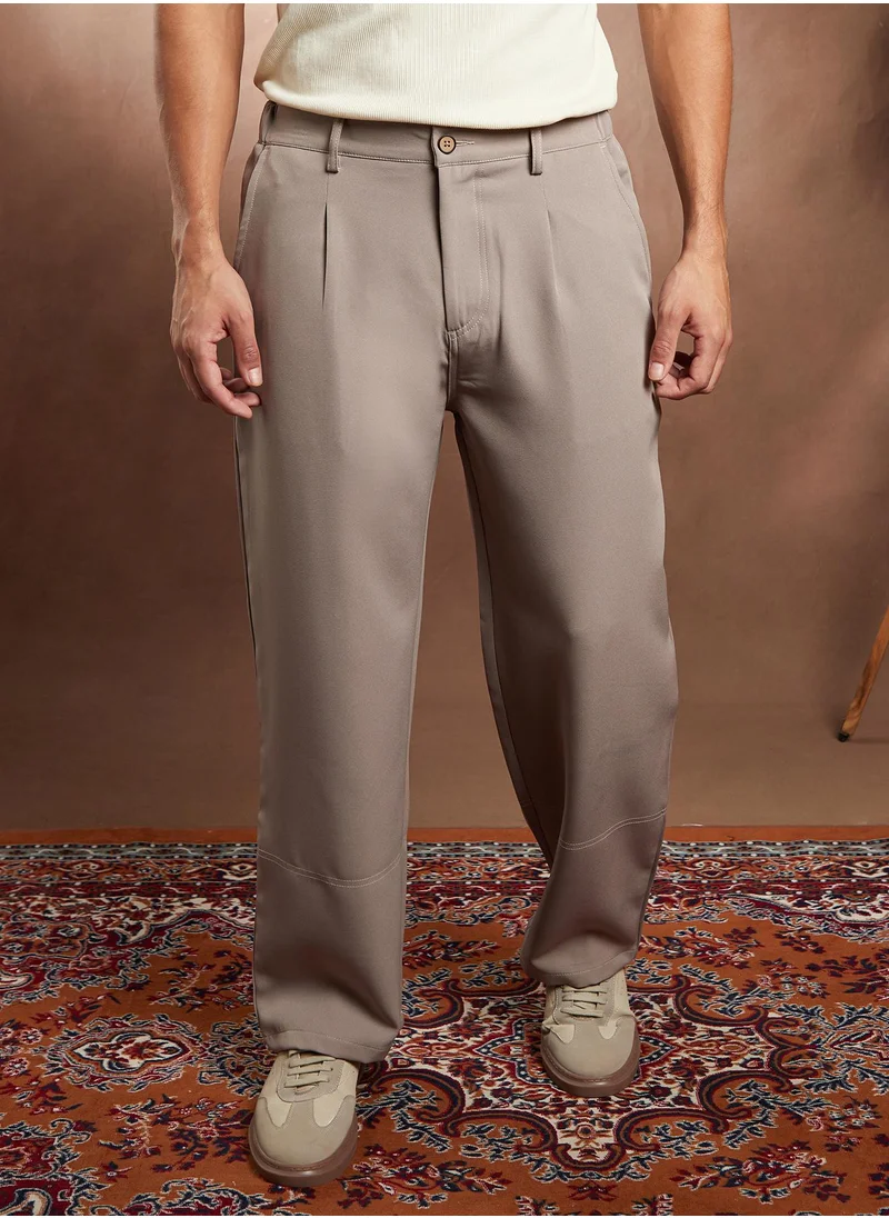 كامبوس سوترا Campus Sutra Men's Ash Beige Panelled-Straight Trousers For Casual Wear | Mid-Rise | Straight Fit | Button Closure | Trousers Crafted With Comfort Fit For Everyday Wear