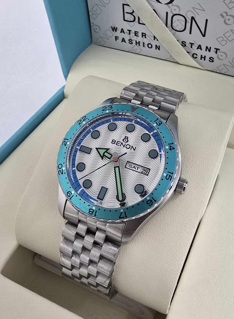 Men's watch with a stainless steel bracelet and hands, water resistant