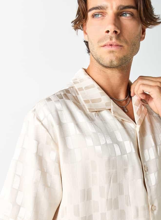 ايكونيك قميص بارز الملمس بياقة كامب وأكمام قصيرة من آيكونيك - Image 4