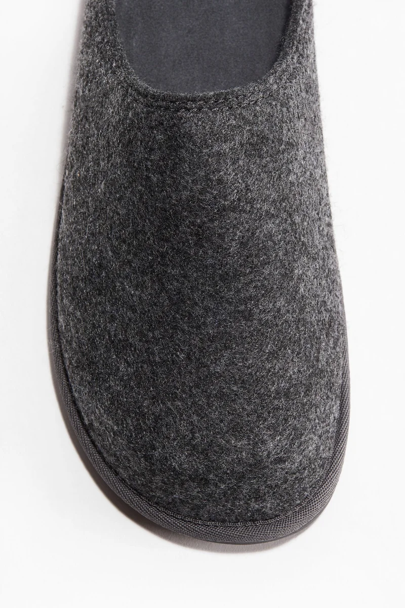 اتش اند ام حذاء للمنزل من قماش اللباد